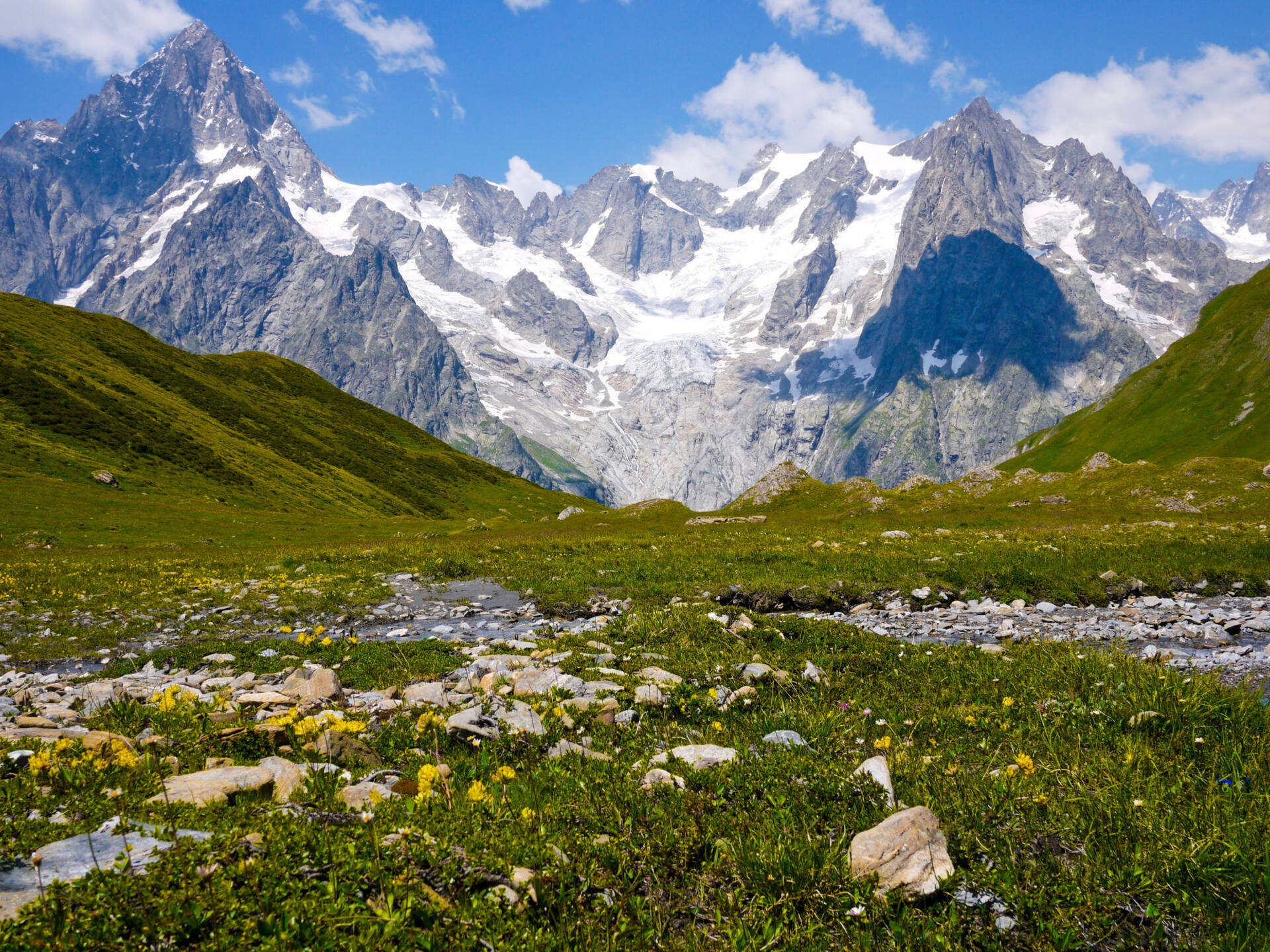 Le Mont Blanc, vu depuis le Val Ferret en Italie