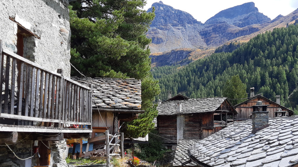 Les raccards serrés du hameau Walser de Cunéaz