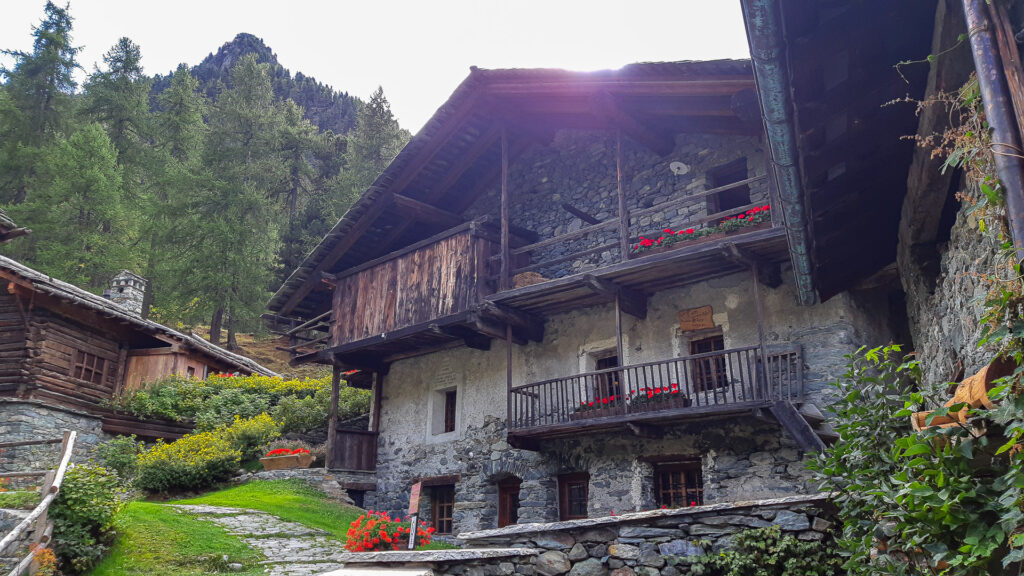 Chalet du hameau de Mascognaz dans le Val d'Aoste