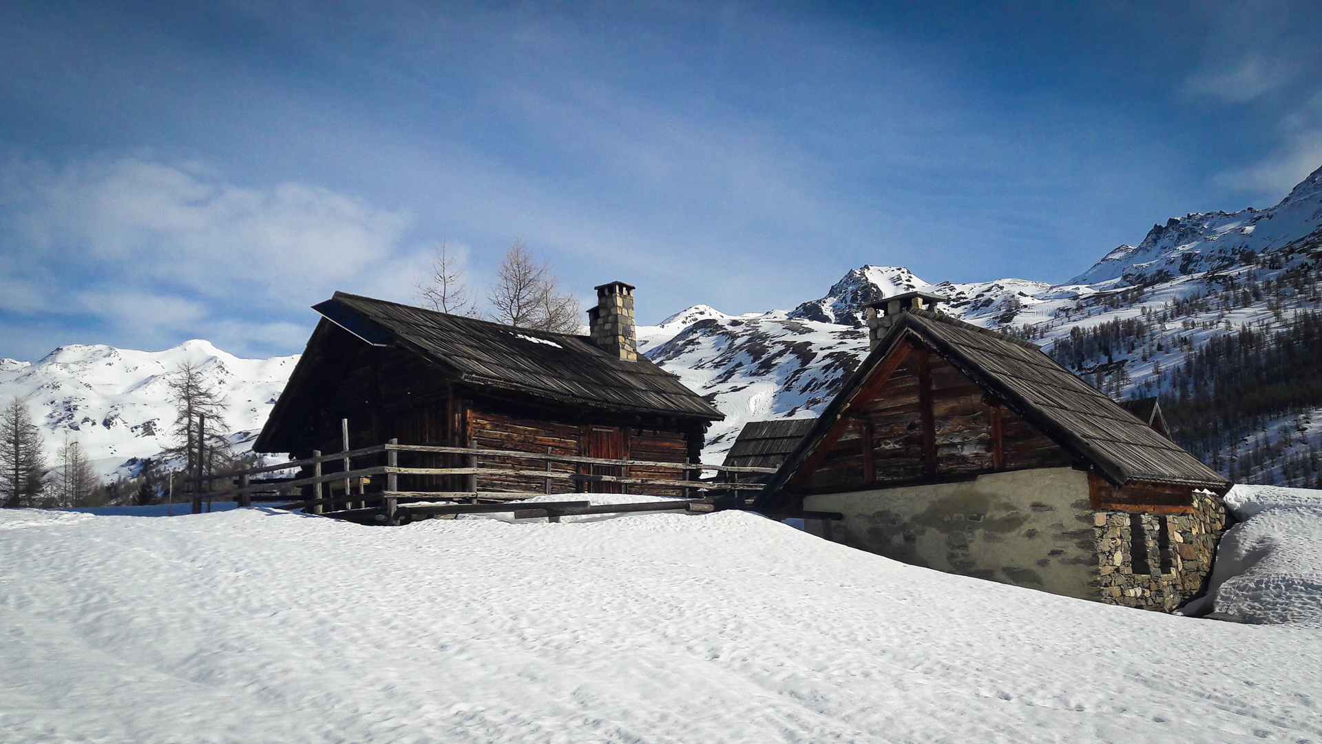 chalets traditionnels d'alpage dans la Clarée