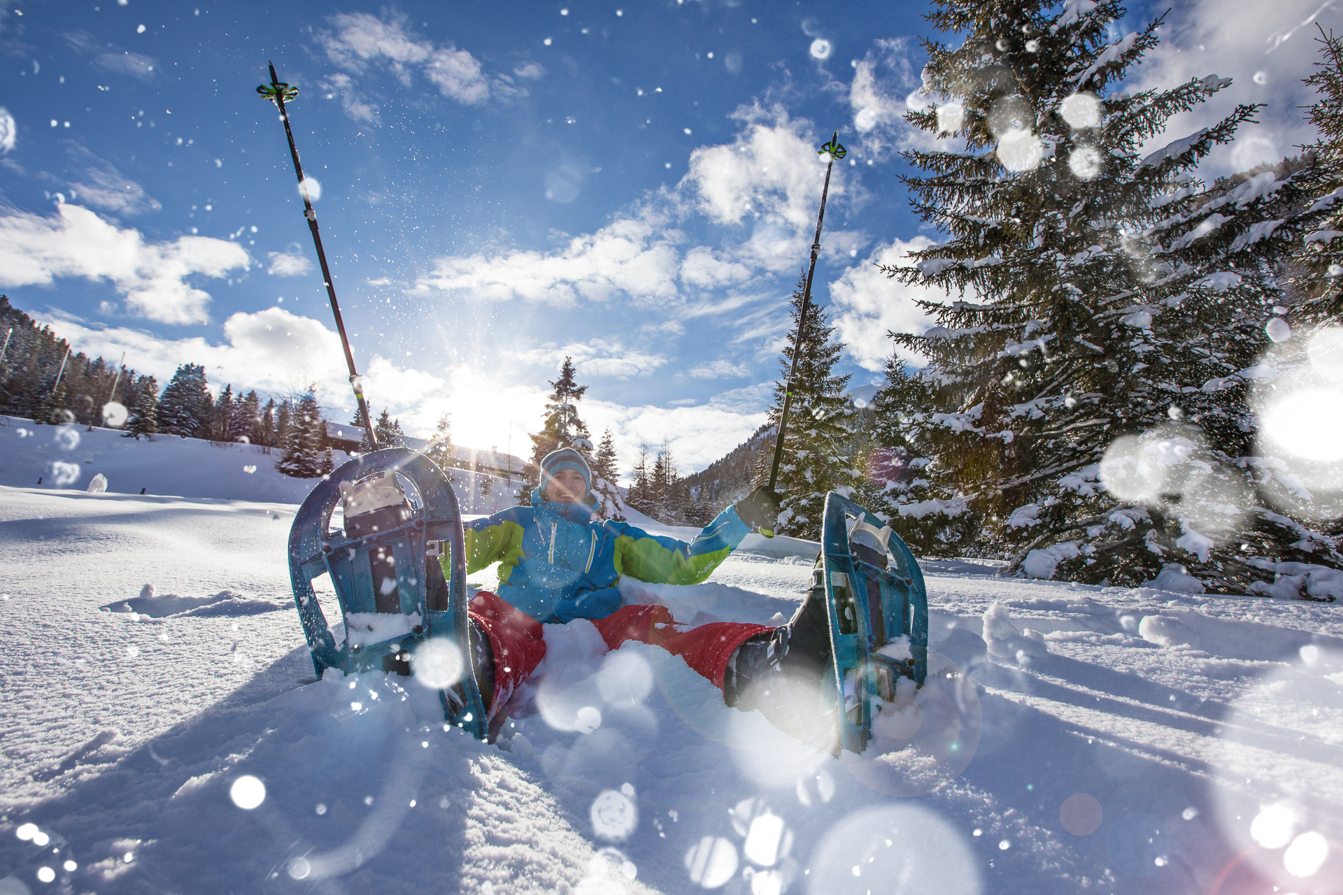 enfant heureux dans la neige en raquettes
