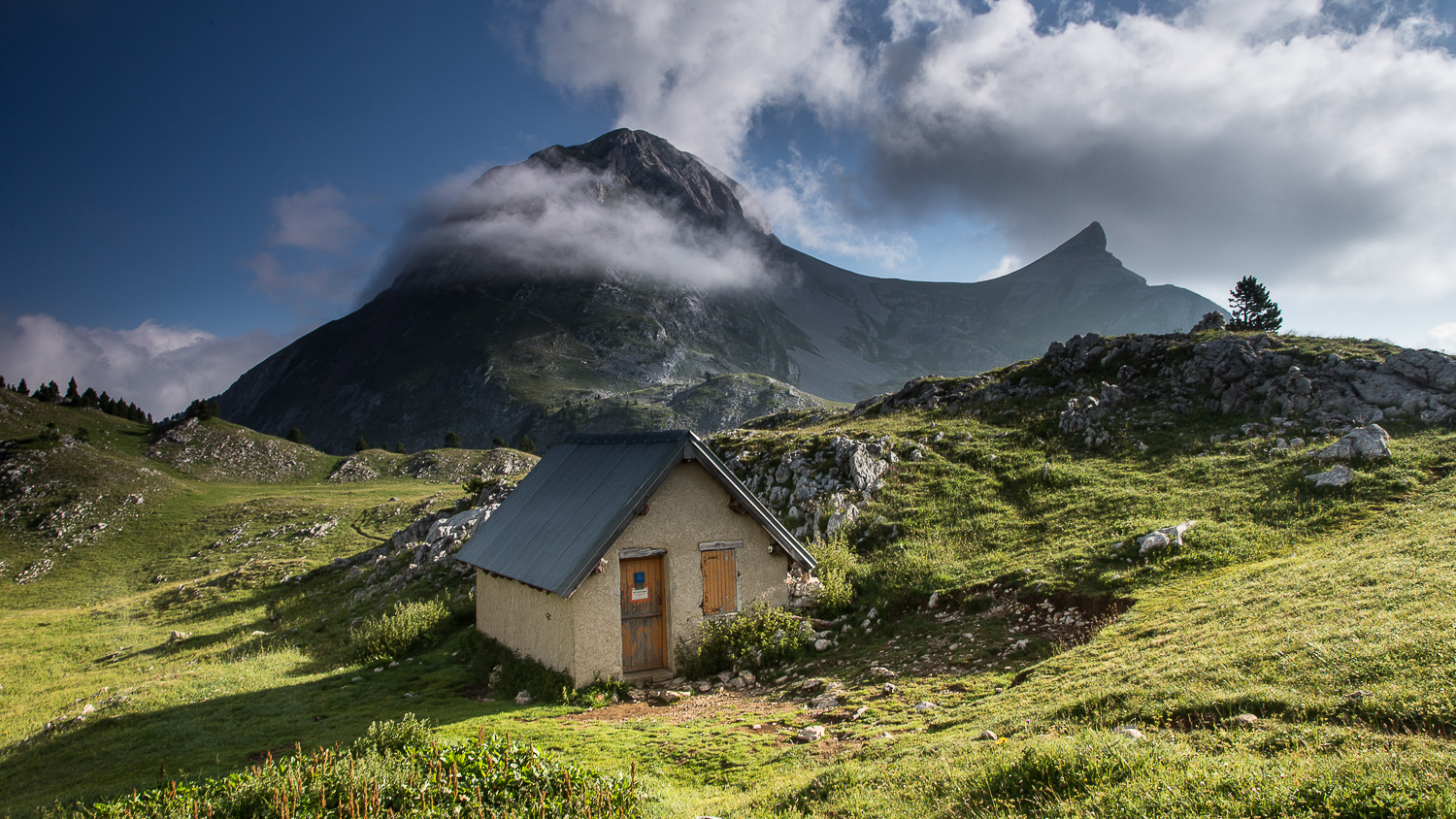 La cabane des Aiguillettes au pied du Grand Veymont