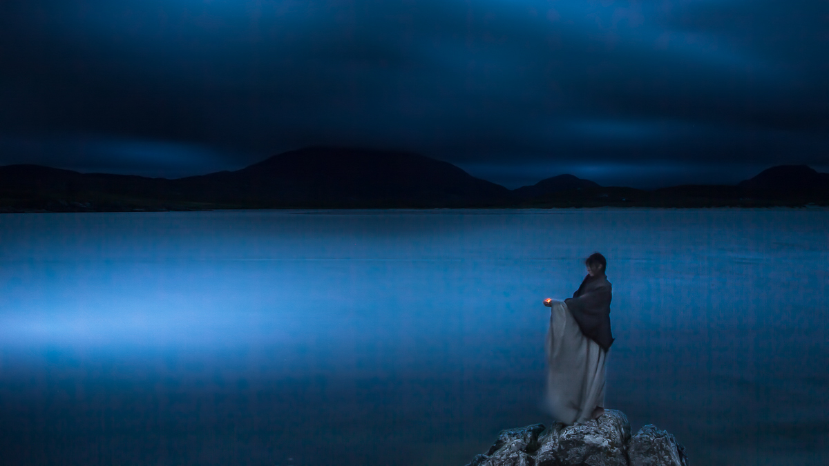 personnage et ciel sombre en Écosse