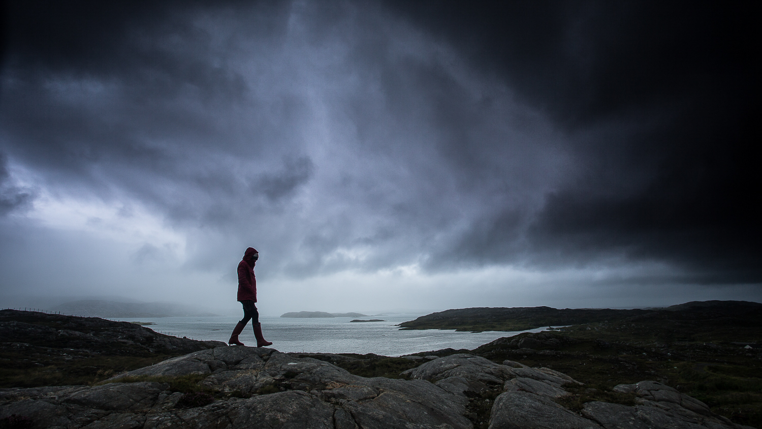 personnage devant un ciel sombre en Écosse