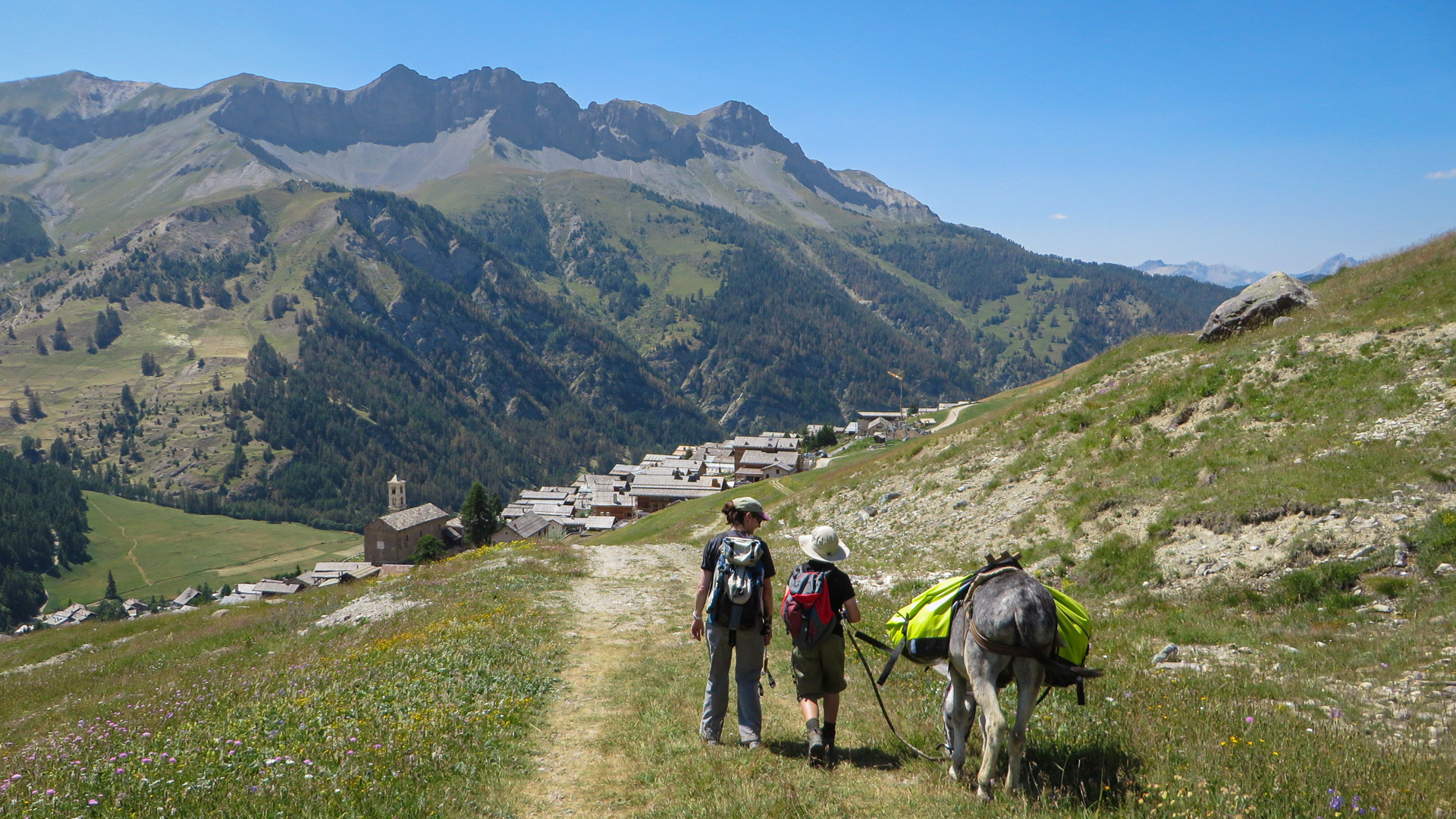 randonnée avec un âne dans les environs de Satin Véran