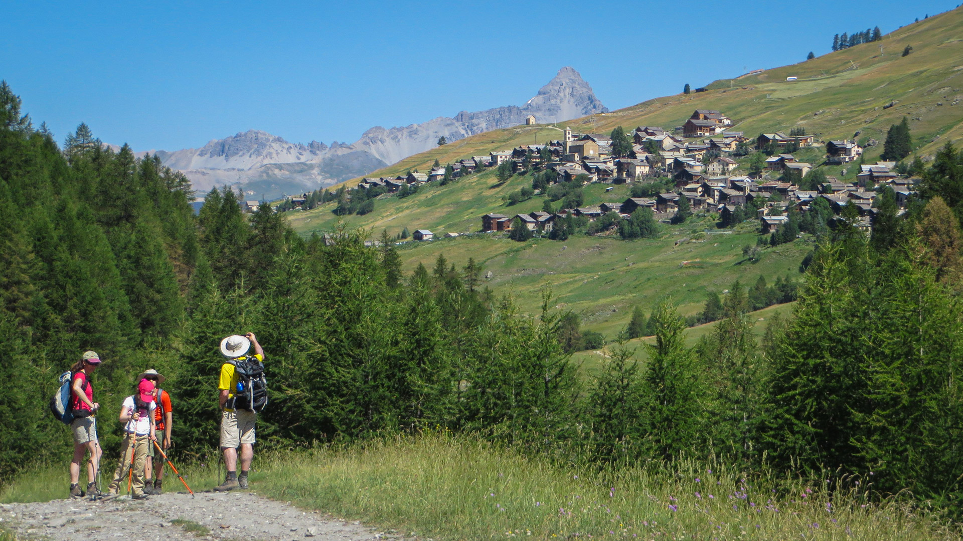 rando en famille, en face le village de Saint Véran