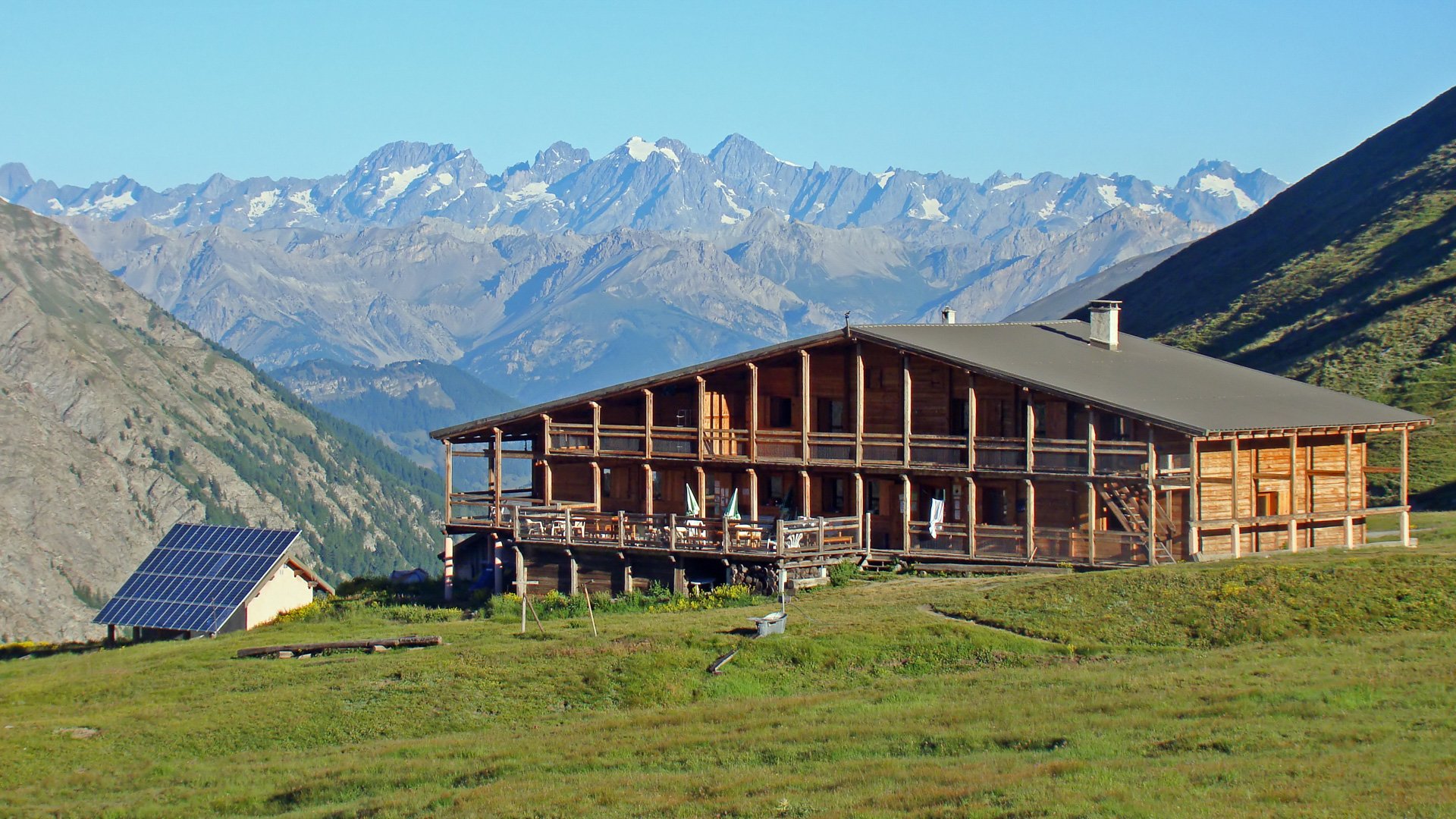Le refuge Agnel et le panorama sur les sommets des Écrins