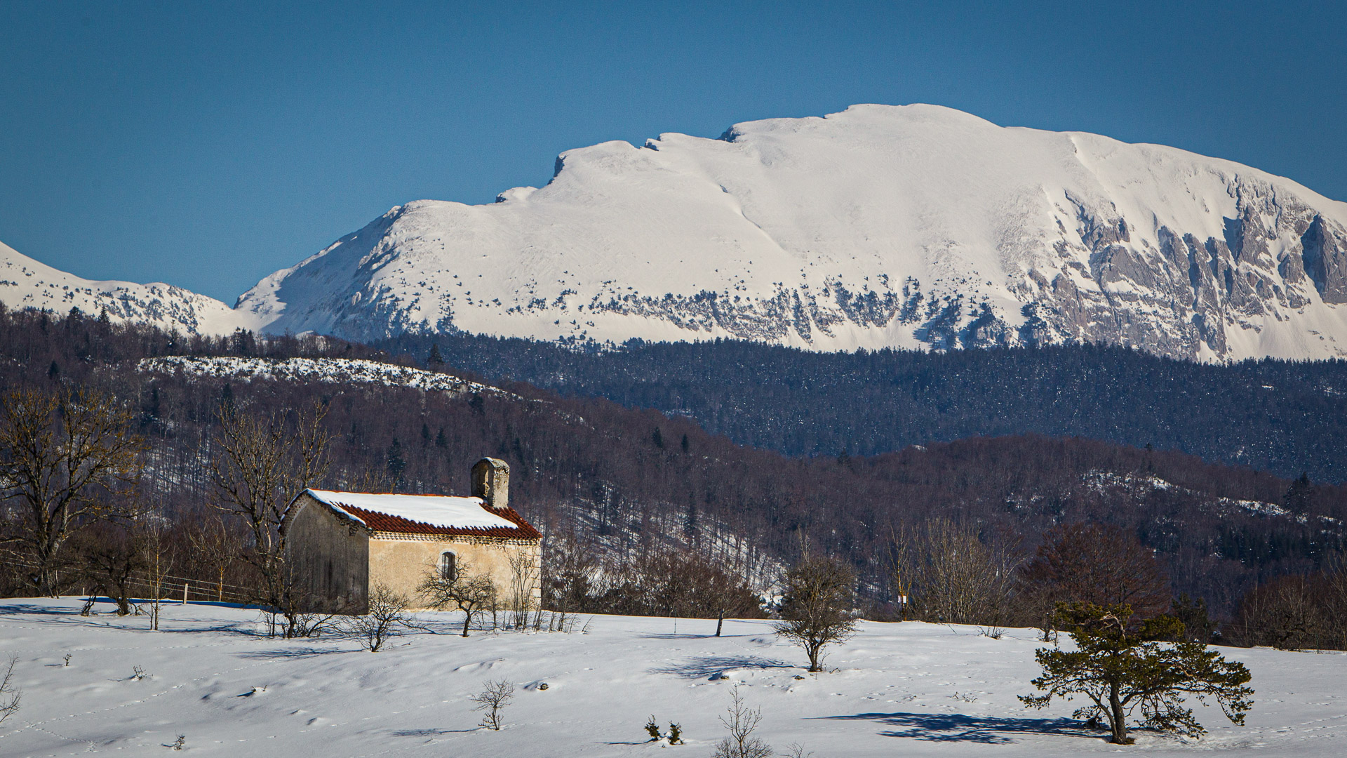 Chapelle de la Mure, devant le Grand Veymont, plus haut sommet du Vercors