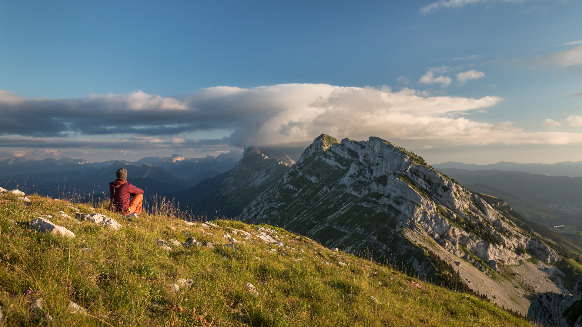 Randonneuse contemplative sur la traversée du Vercors