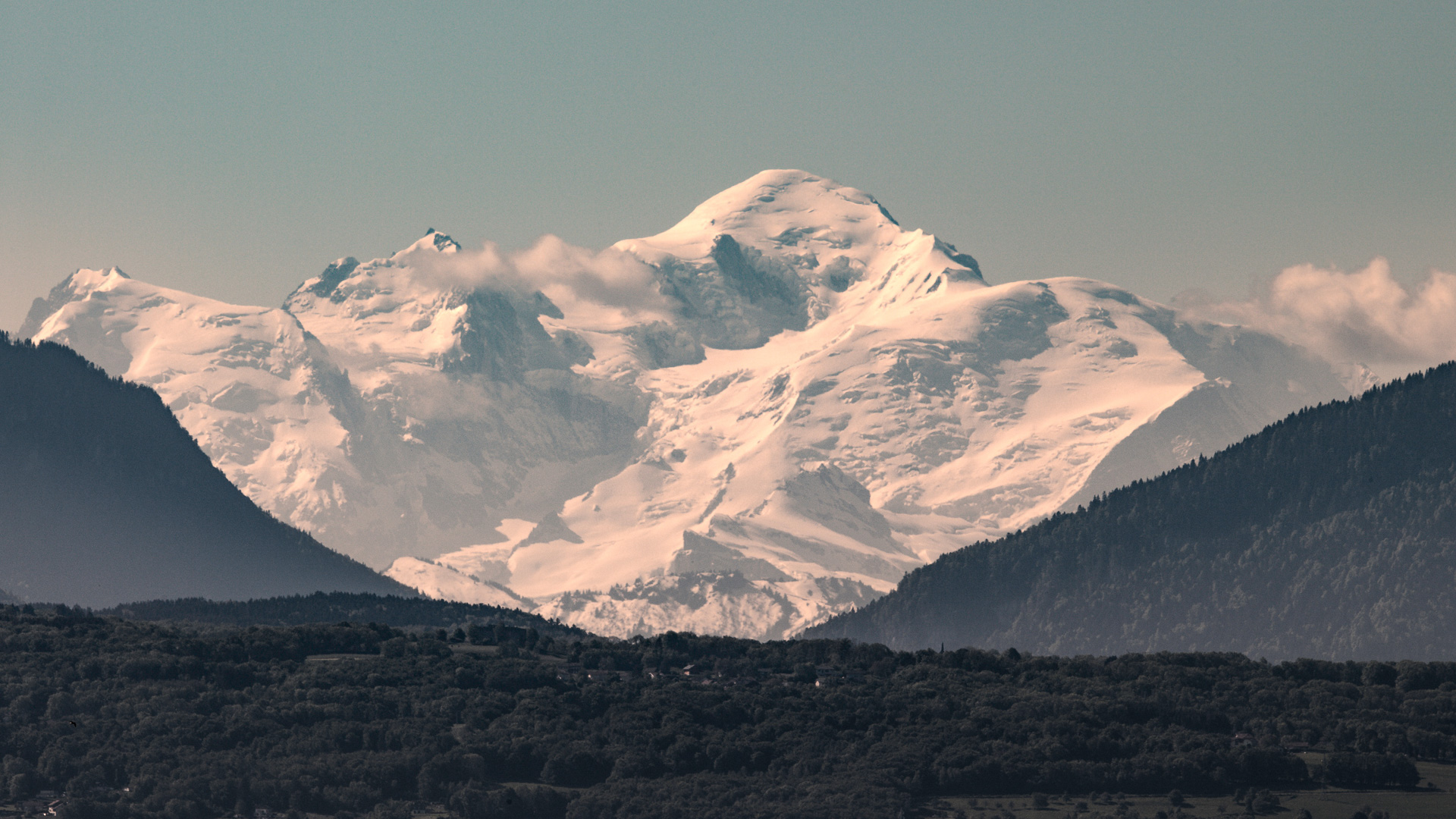 Le Mont-Blanc depuis Morges et le Lac Léman en Suisse