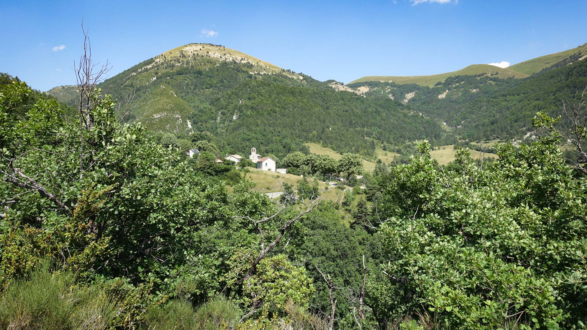 Le village du Pilhon au pied de la montagne Chauvet