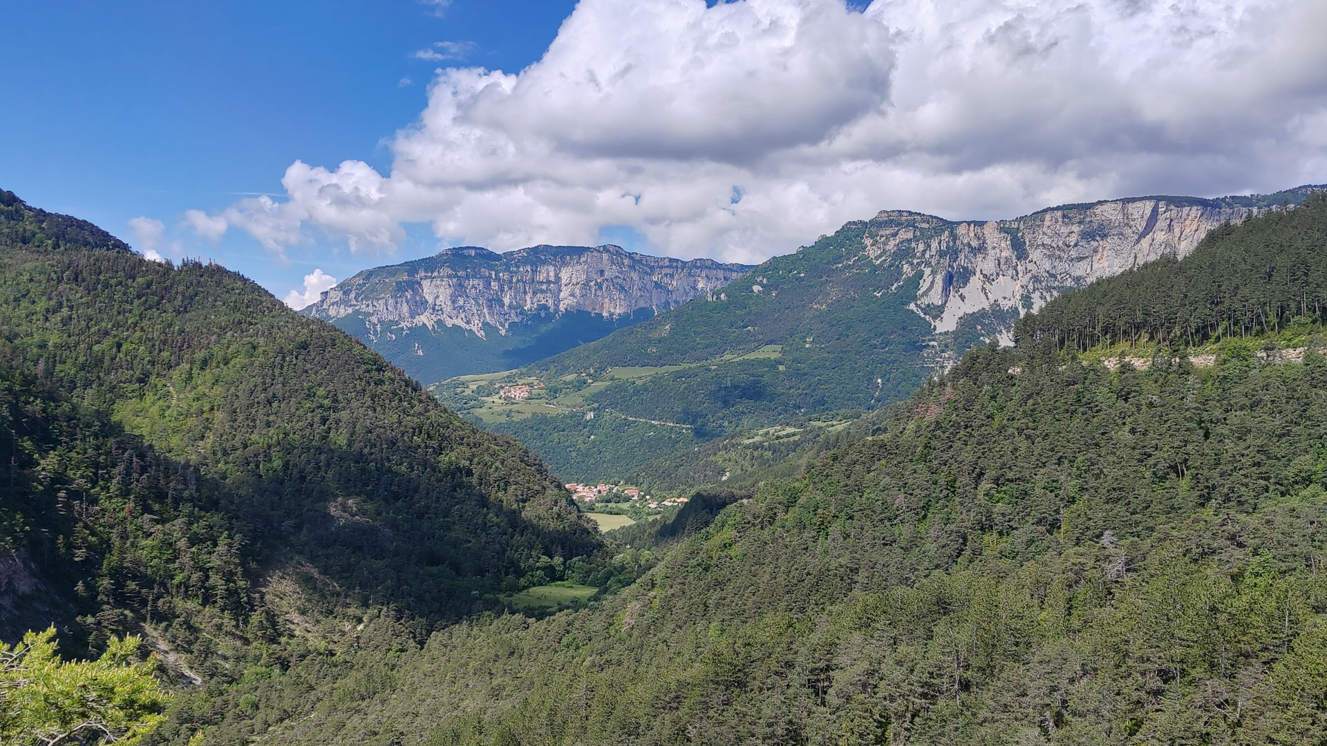 Vue sur les falaises Sud du Vercors