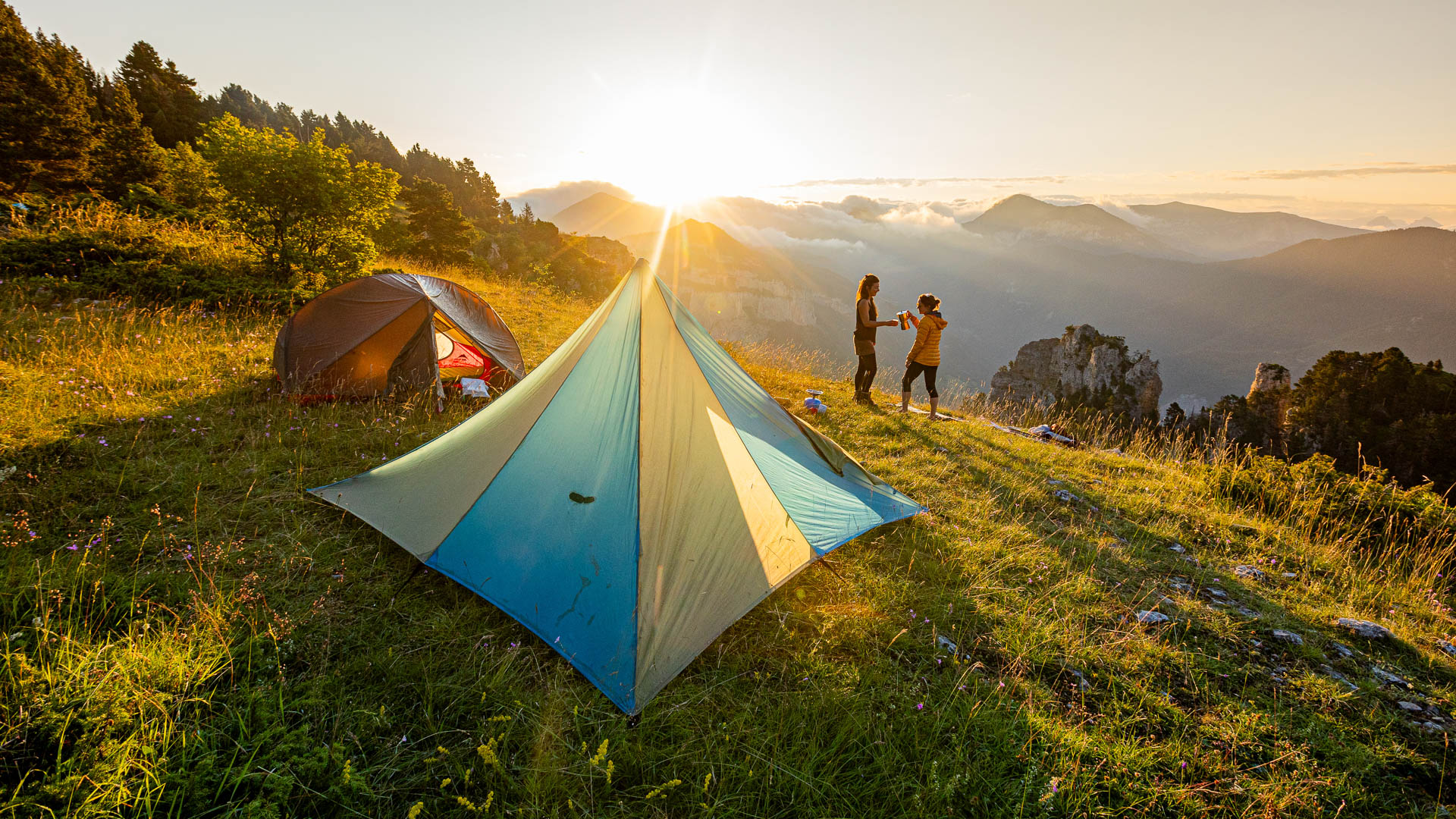 2 tentes au lever du soleil sur les plateaux du Vercors