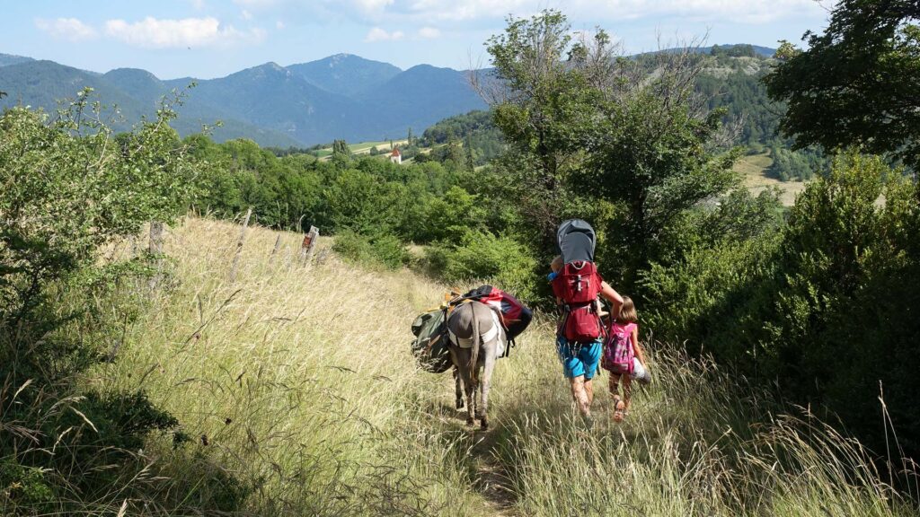 Arrivée à pied sur le village de Lesches en Diois