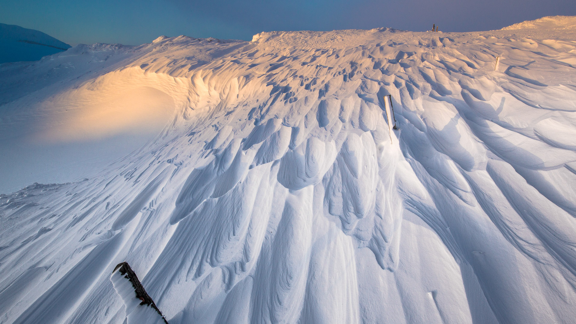 Arabesques de neige sculptées par le vent aux Gagères dans le Vercors