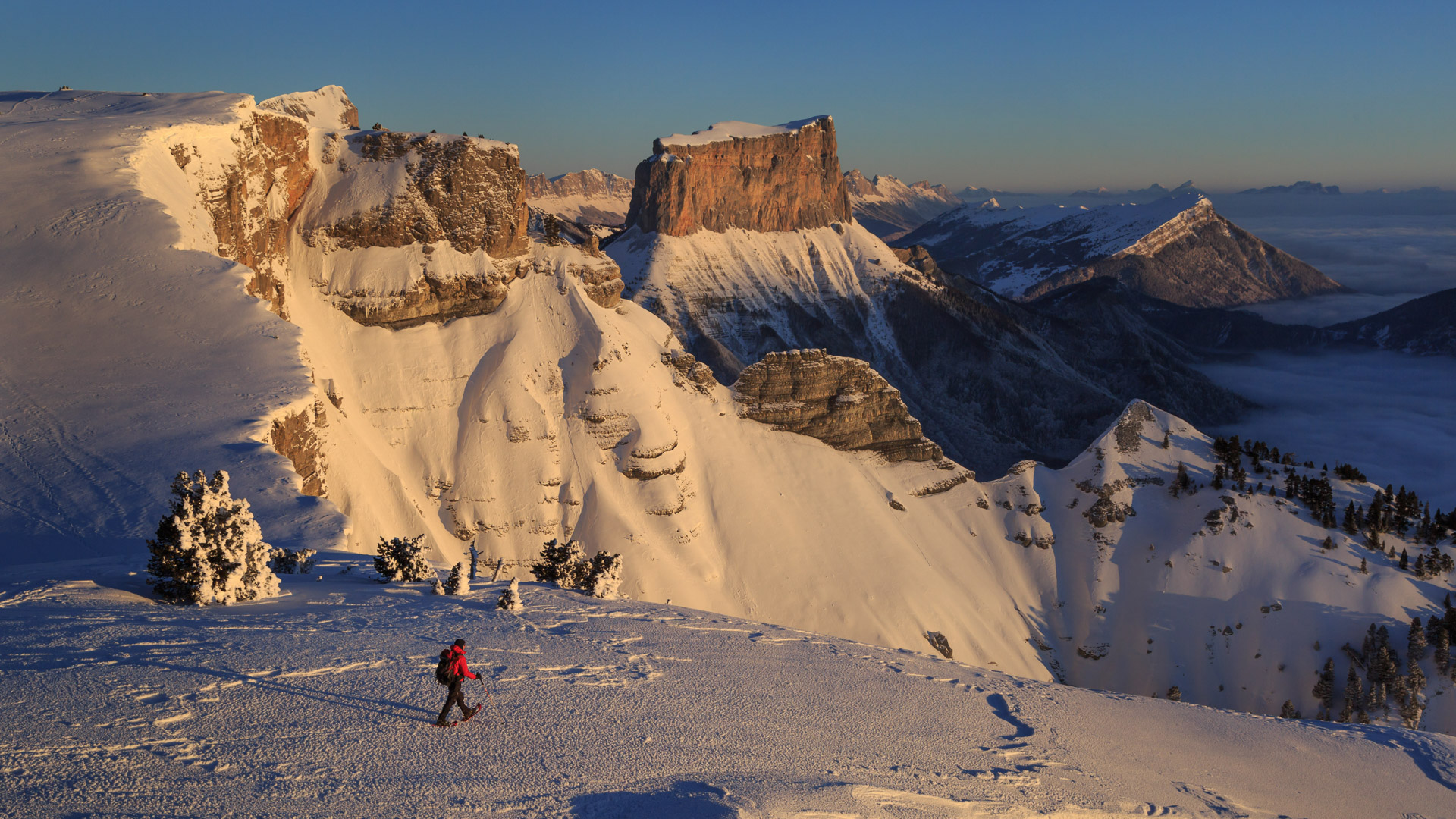 Randonneur devant le paysage du Vercors avec le Mont Aiguille