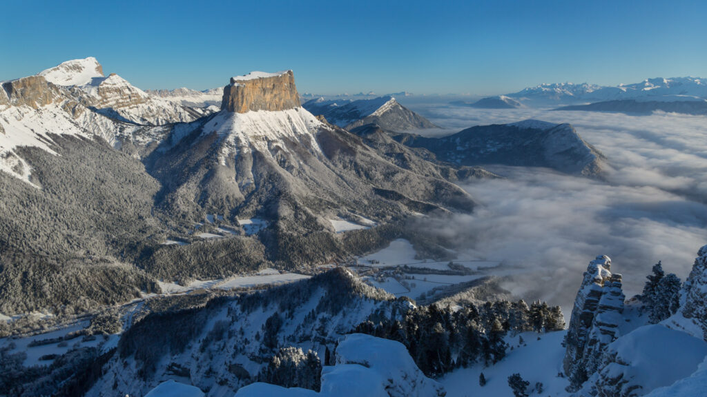 Vue sur le Mont Aiguille et le Tr!èves