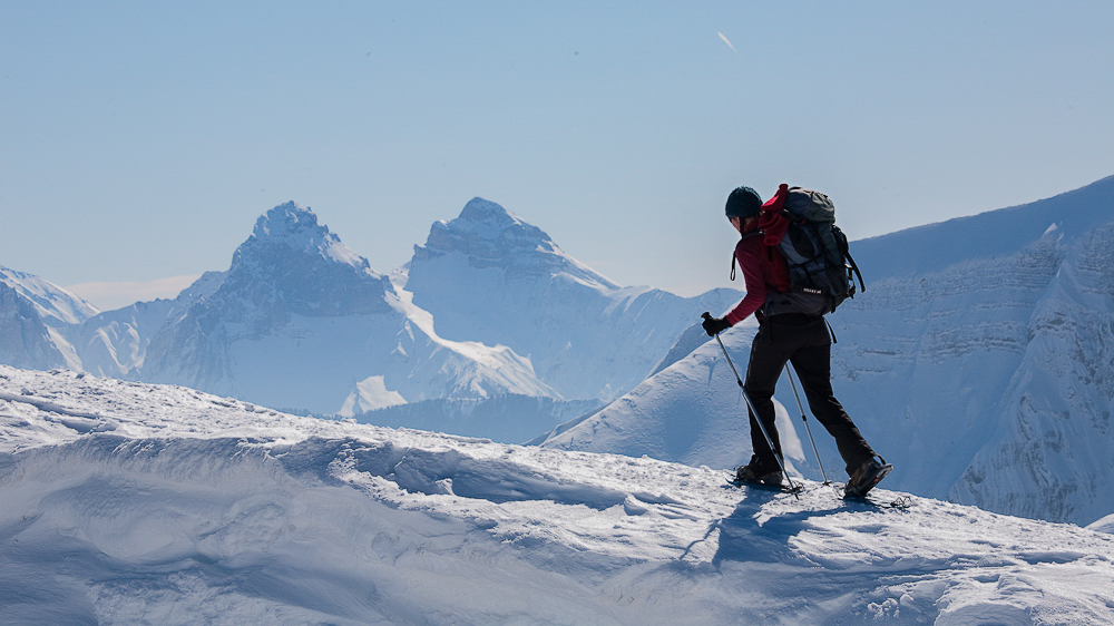 Sur les crêtes du Vercors avec la vue sur le Devoluy en hiver