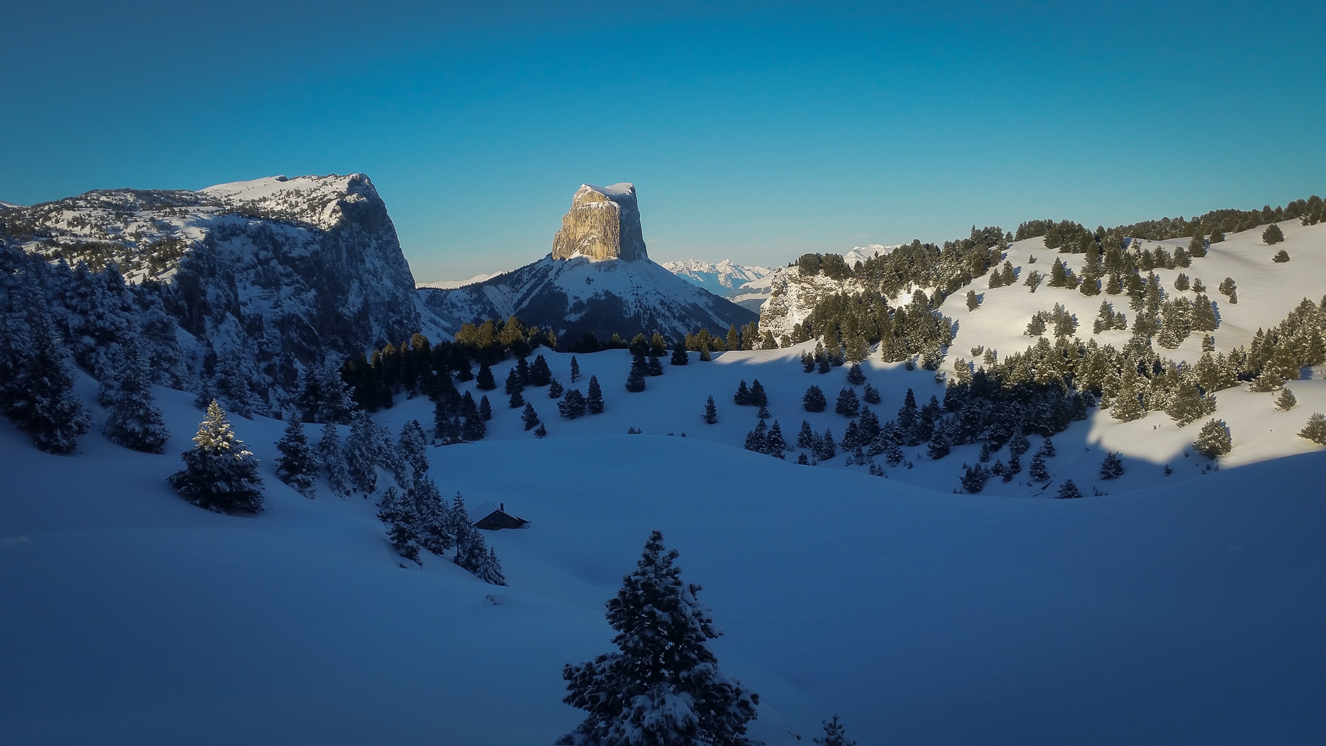 En vue de la cabane de Chaumailloux avec le Mont Aiguille en toile de fond