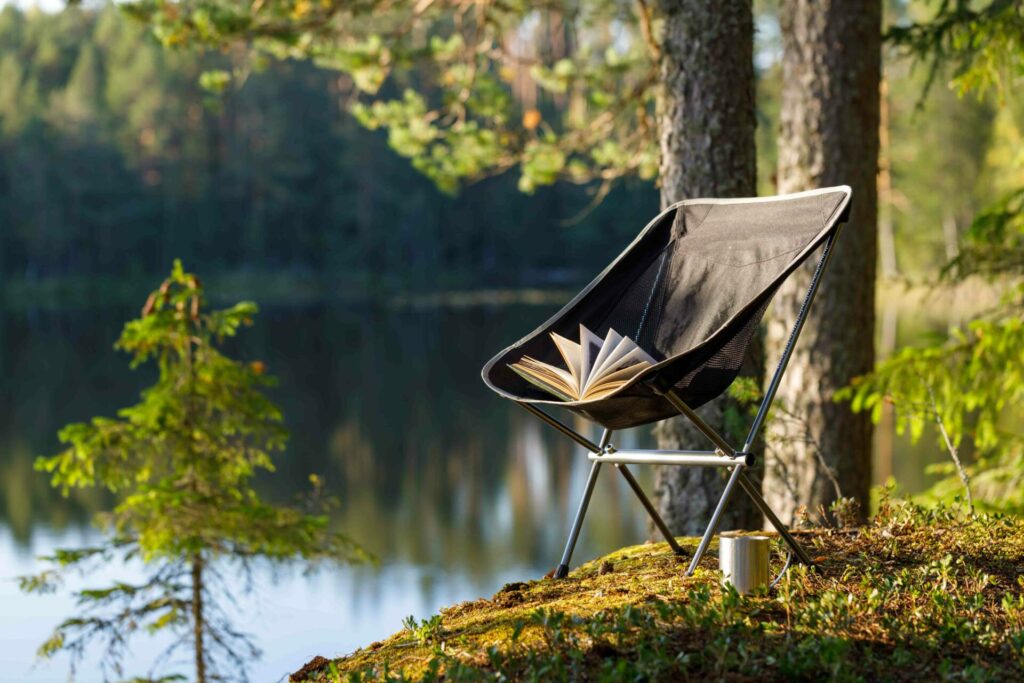 Chaise longue avec un livre dans la forêt