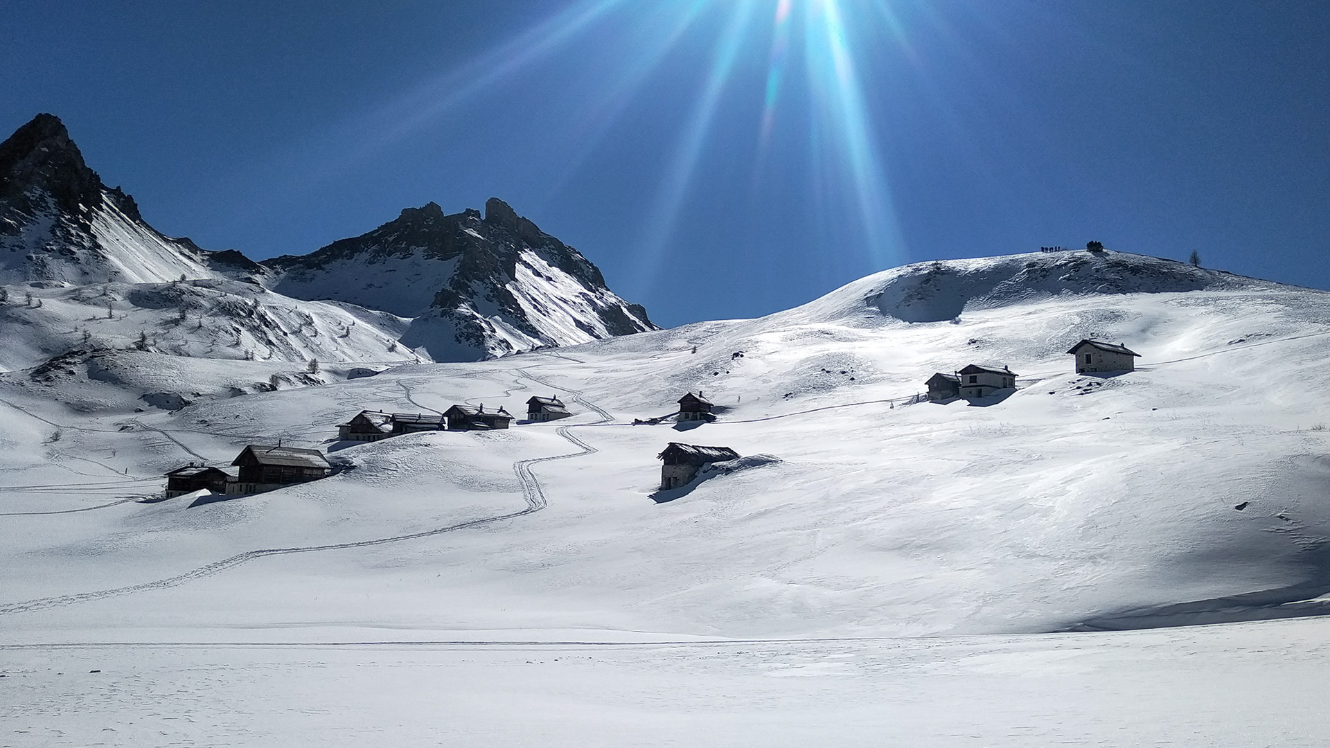 Chalets dans les alpages enneigés dans le Queyras