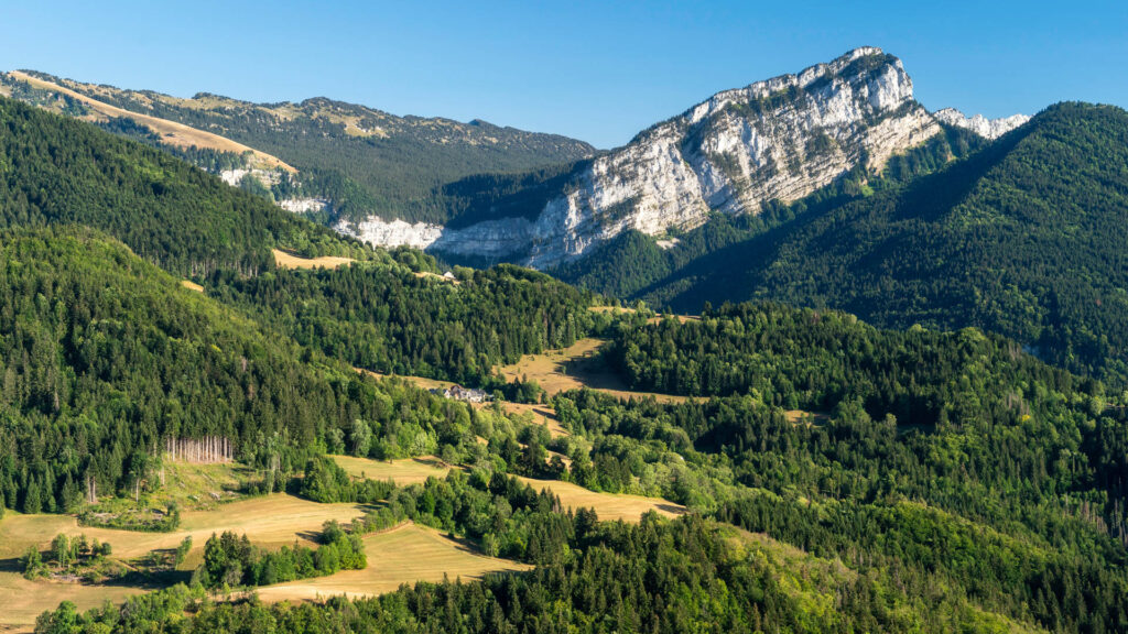 Vue sur la Réserve des Hauts Plateaux de Chartreuse et le cirque de Saint Même