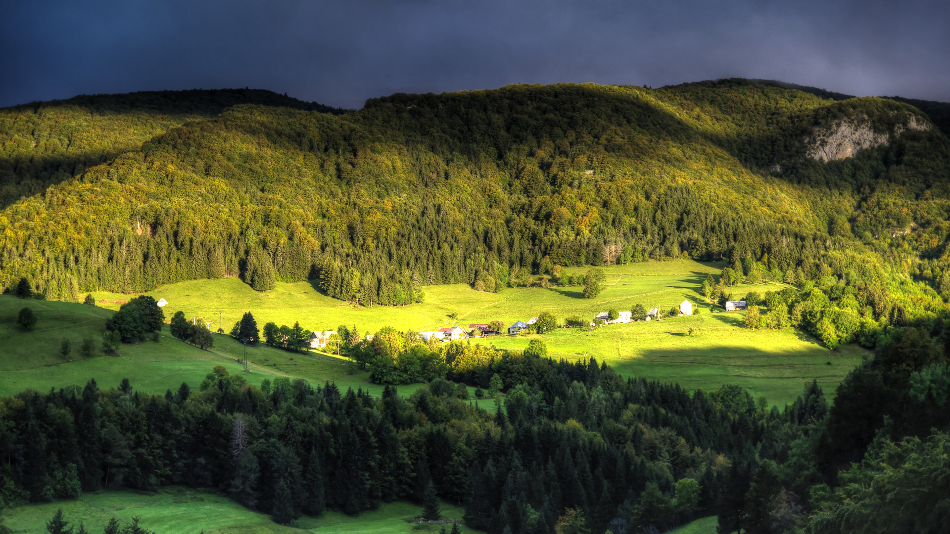 Lever du jour sur le hameau des Granges en Chartreuse