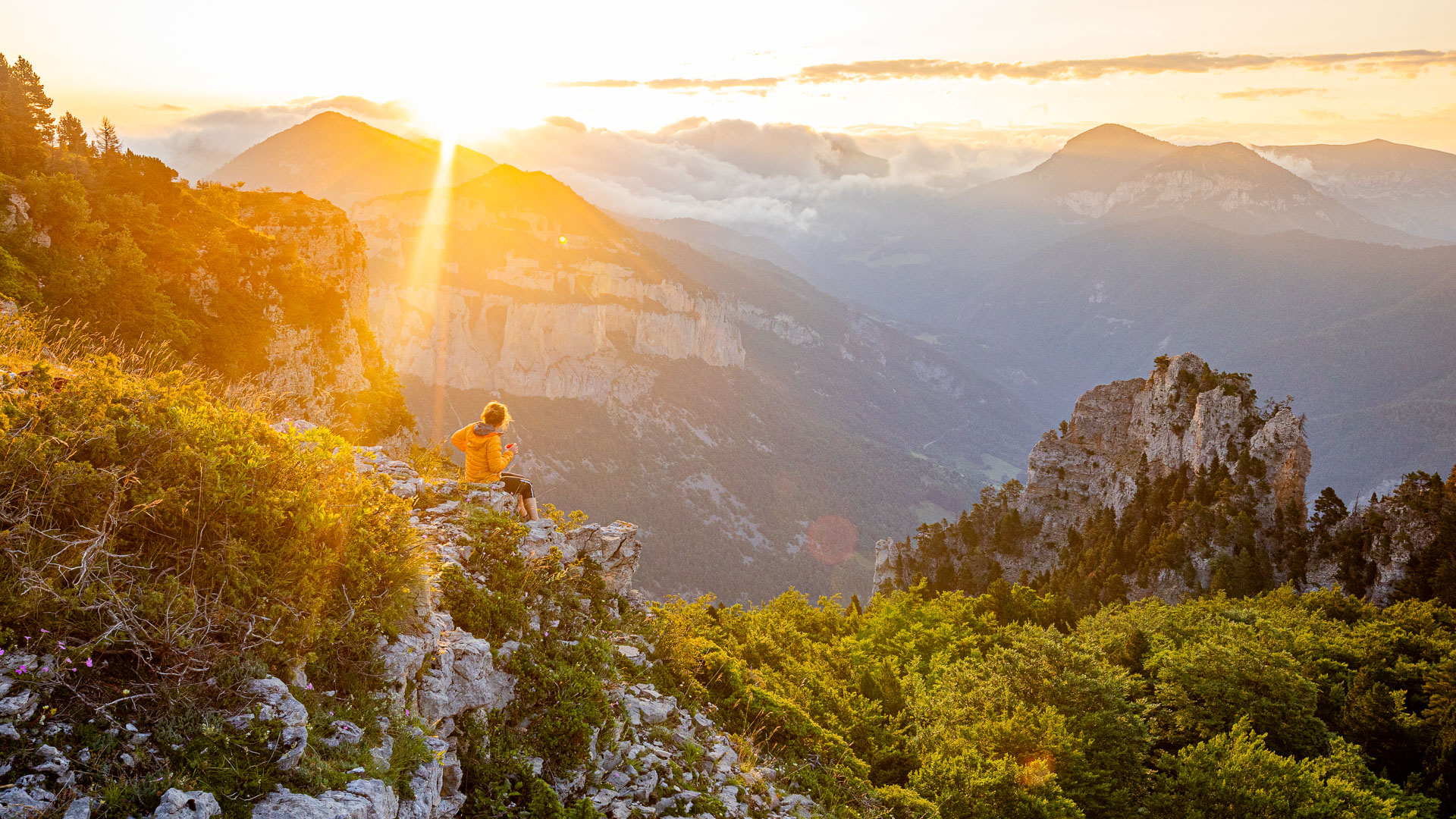 randonneuse en méditation au lever du soleil dans le Vercors