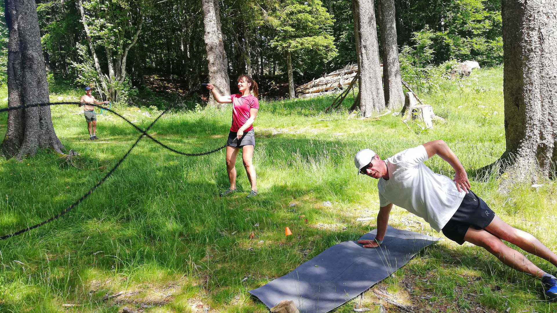 exercices de gainage pendant un stage de trail dans le Vercors