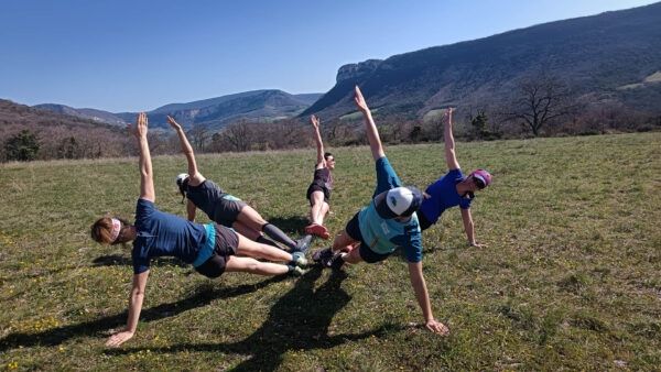traileurs dans le Vercors pendant un exercice de gainage