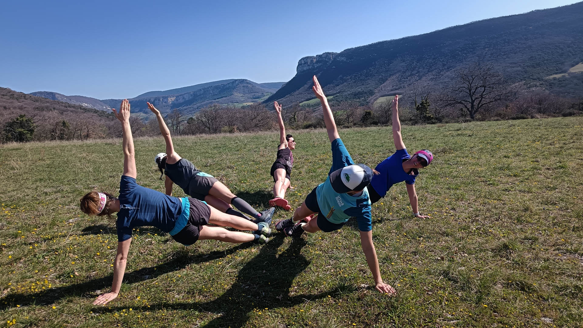 traileurs dans le Vercors pendant un exercice de gainage