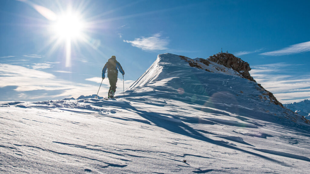 randonneur en raquettes vers la pointe Chaligne dans le Val d'Aoste