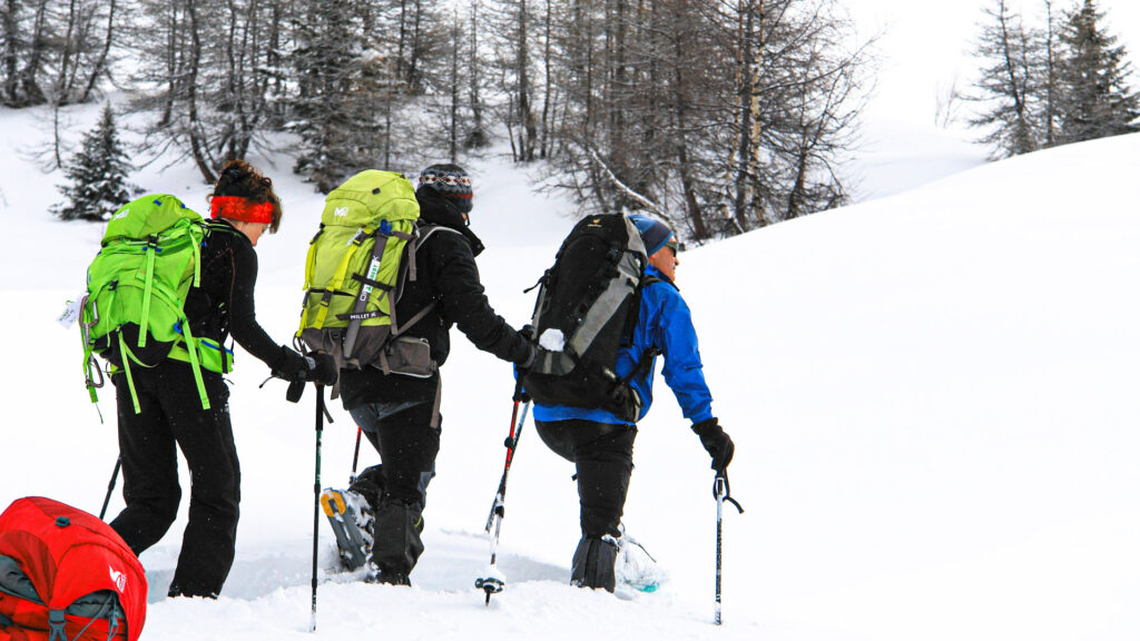 groupe en raquettes dans une neige profonde