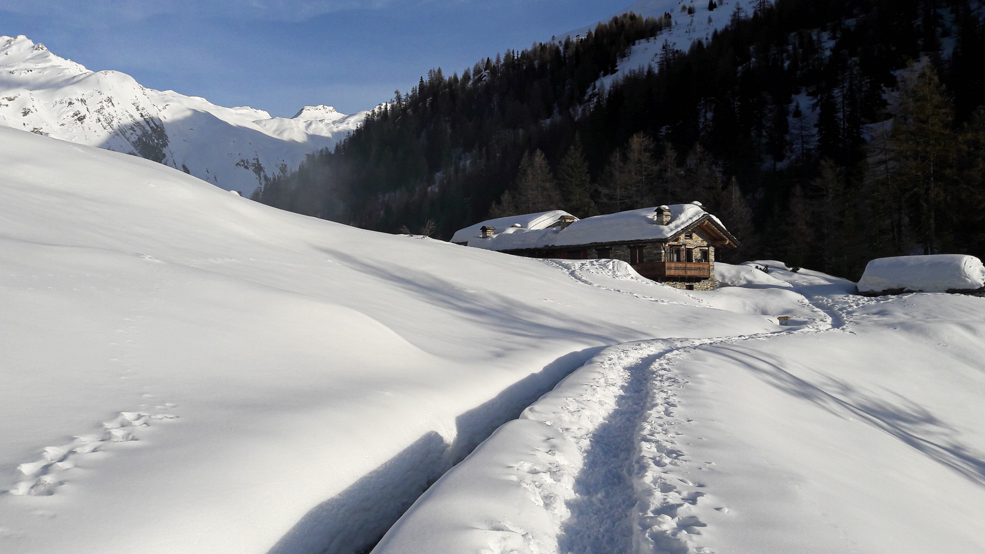 chalet d'alpage sous la neige dans le Val d'Aoste
