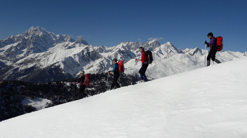 groupe devant la chaîne du Mont Blanc en hiver, côté Val d'Aoste