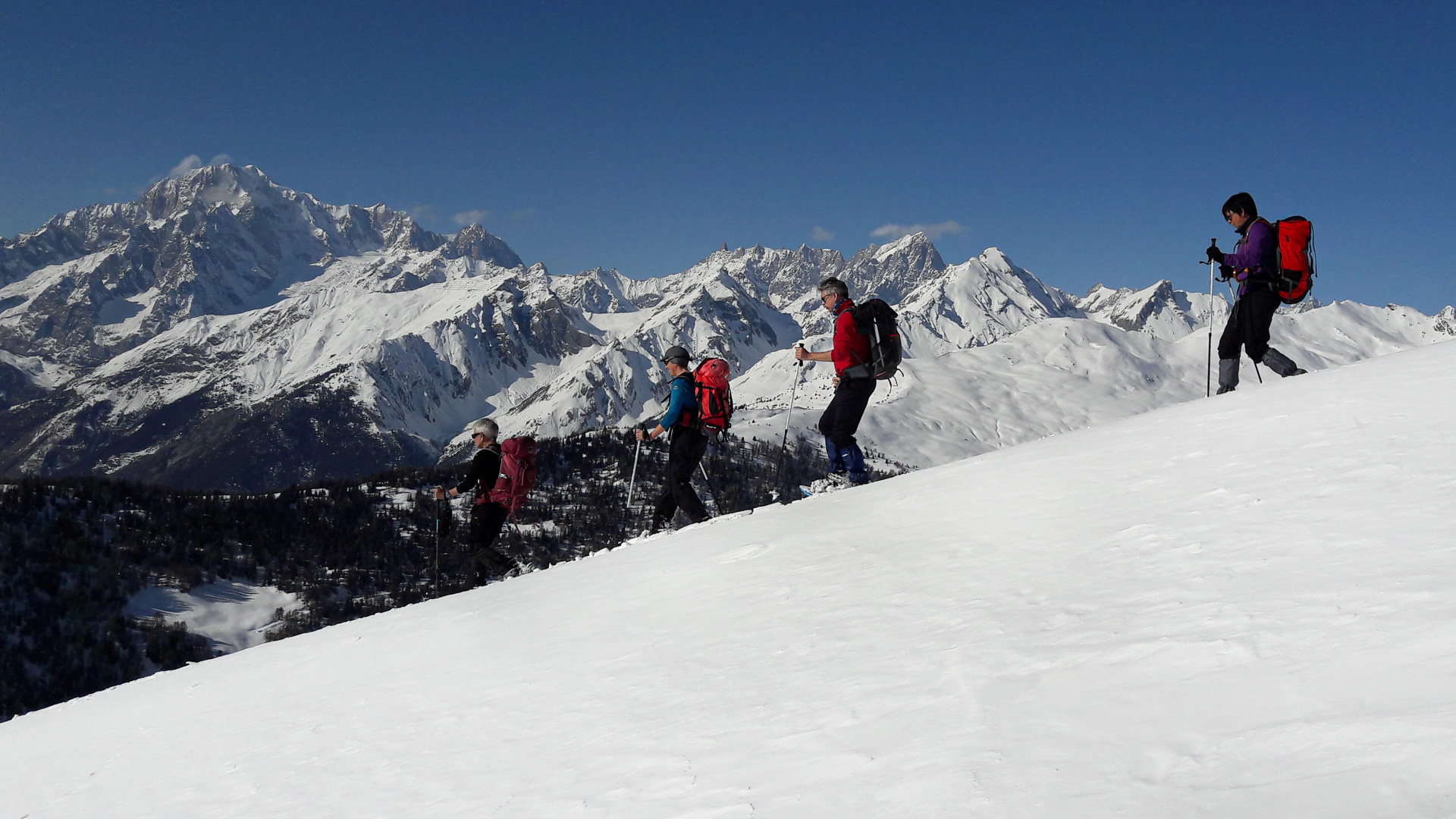 groupe devant la chaîne du Mont Blanc en hiver, côté Val d'Aoste