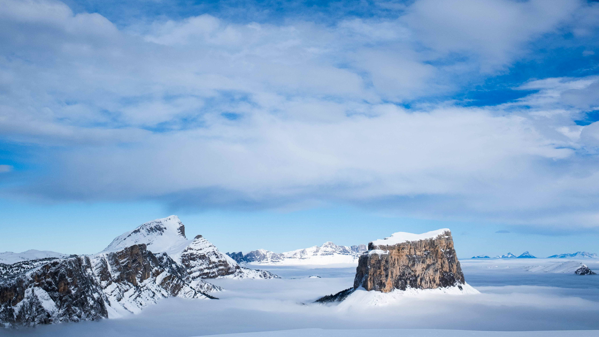 Le Mont Aiguille en hiver émergeant d'une mer de nuages