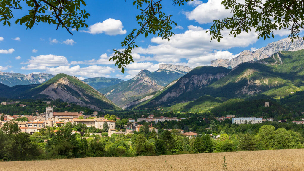 La petite ville de Die au pied du Vercors et de la montagne de Glandasse