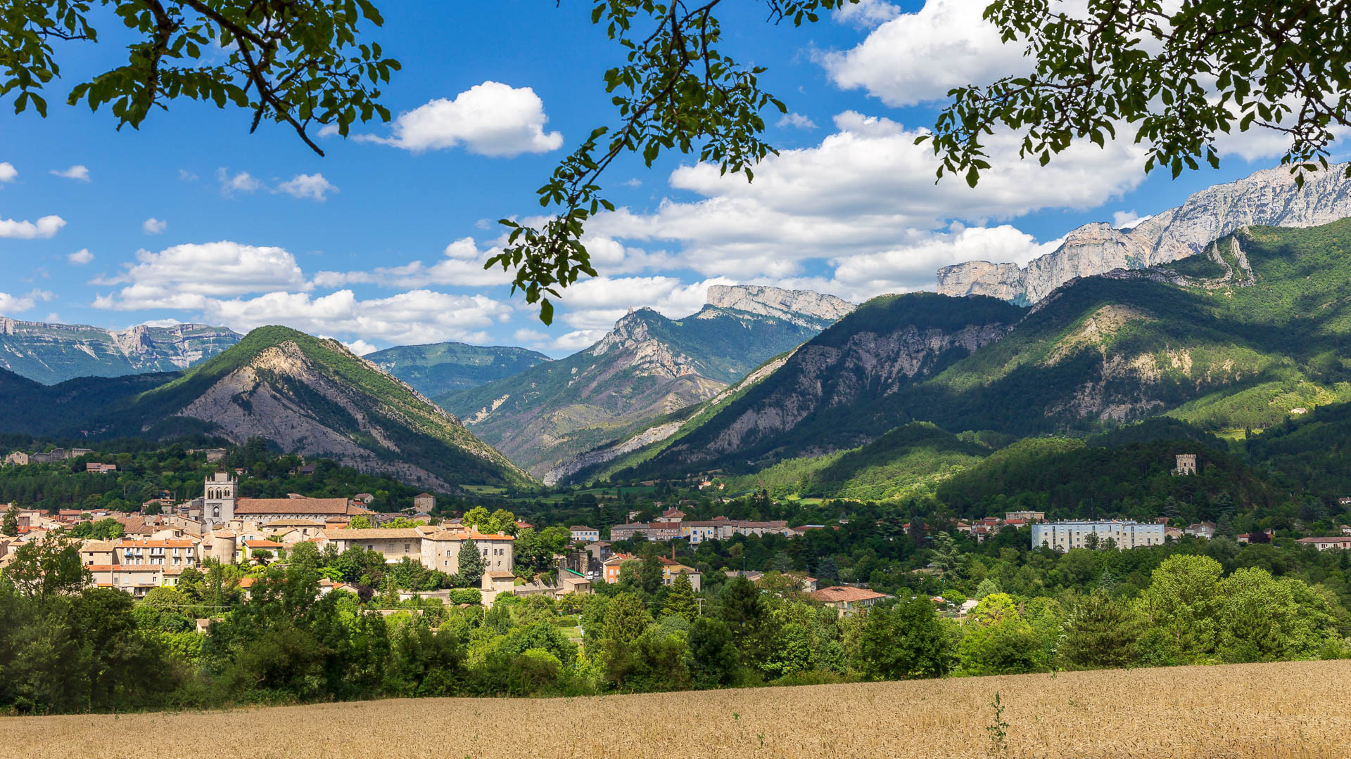 La petite ville de Die au pied du Vercors et de la montagne de Glandasse