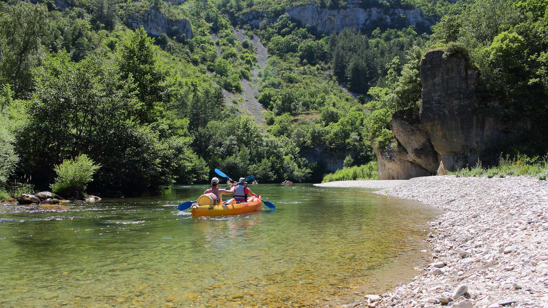 canoë dans les Gorges du Tarn, massif des Cévennes