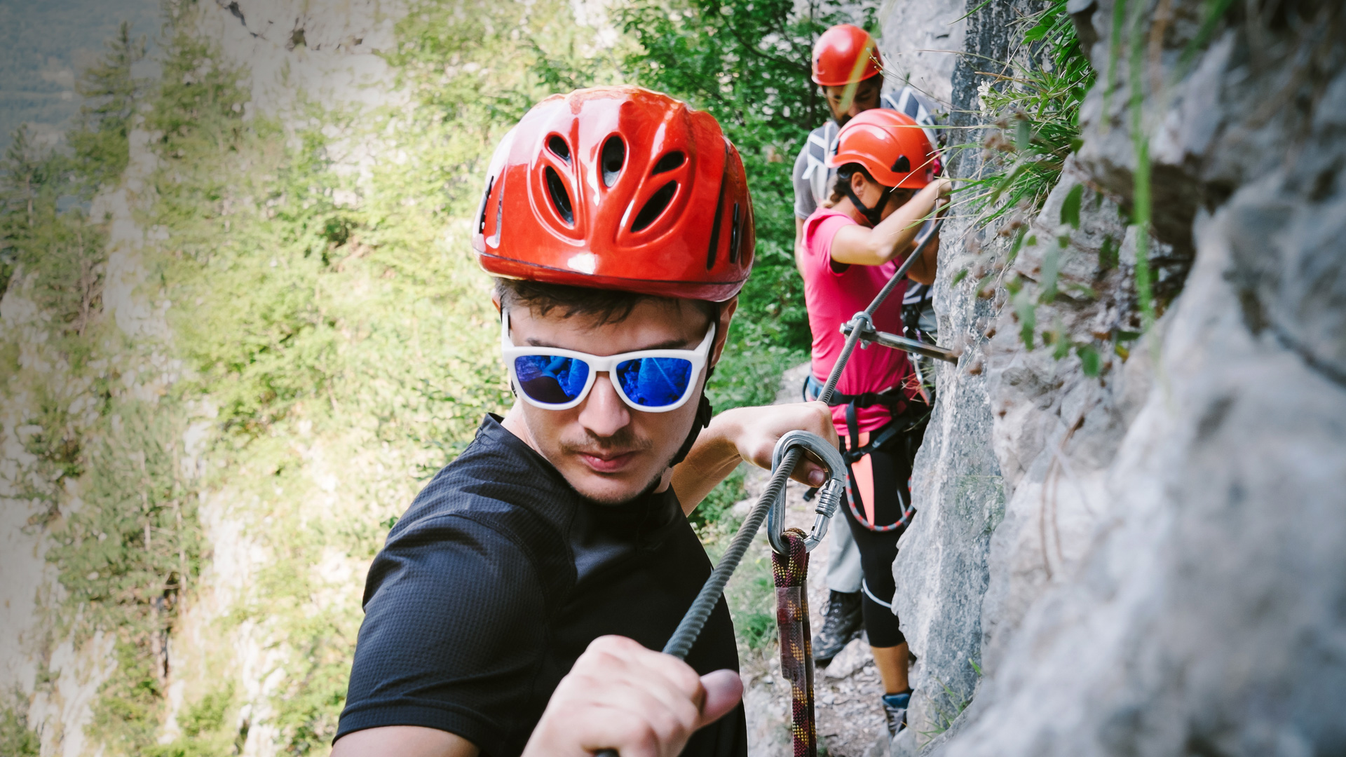 Adolescents progressant en via ferrata