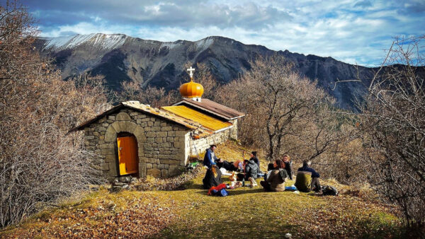 Randonneurs pique-niquant devant l'hermitage Saint-Jean dans le Geoparc de Haute Provence