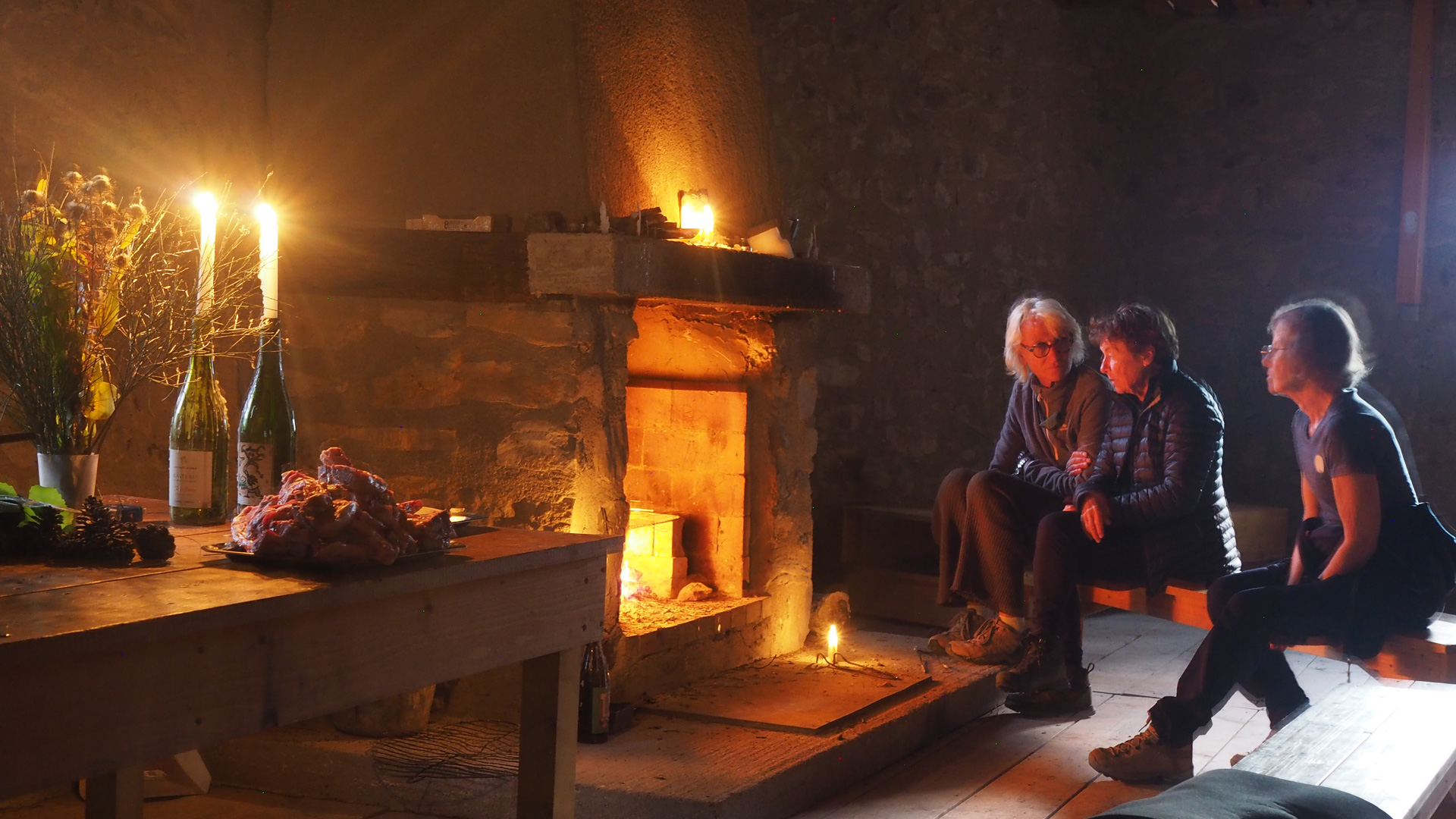 soirée au coin du feu dans un Refuge d'Art en Haute Provence