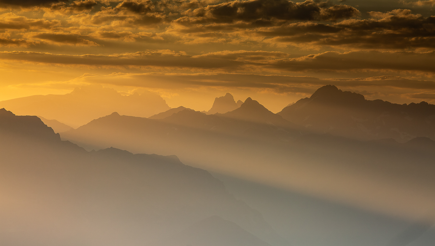 Lumières dorées et silhouettes de montagnes