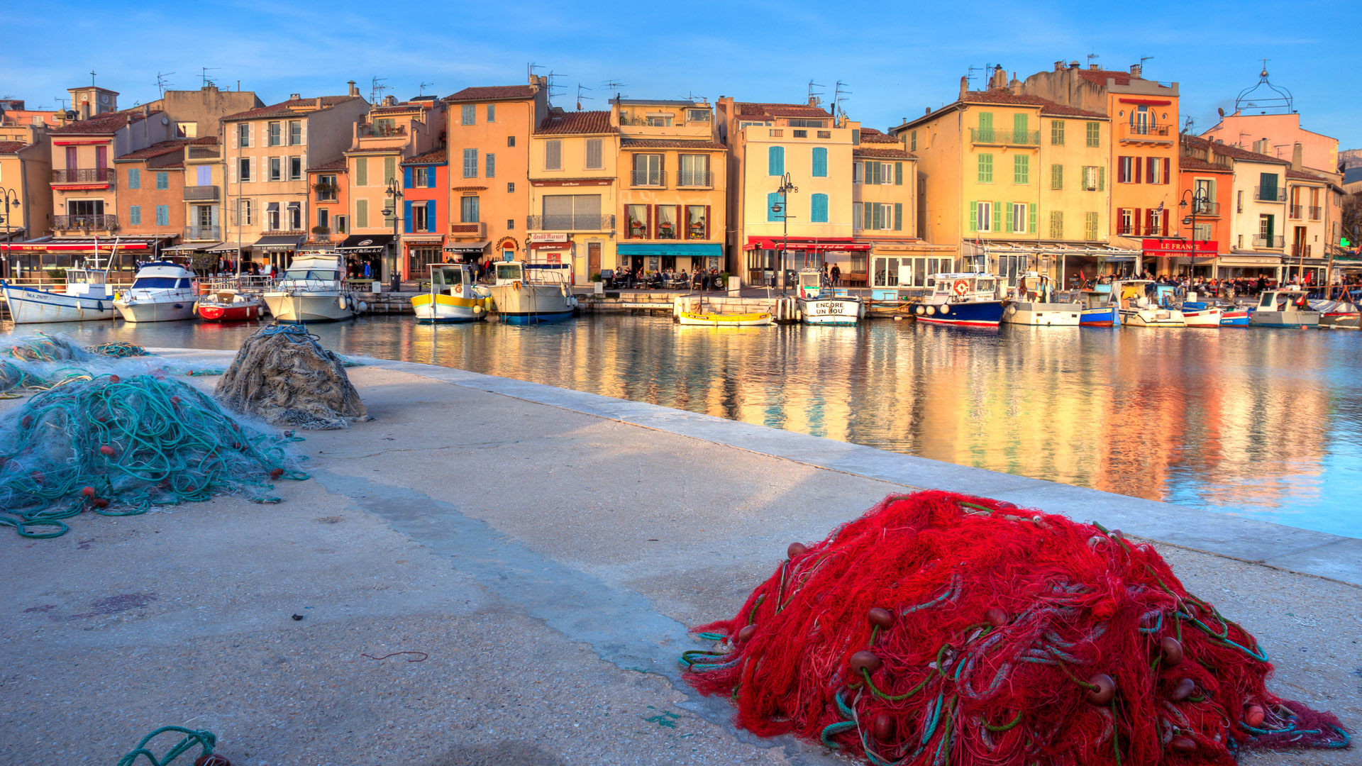 Le petit port de Cassis au coucher du soleil