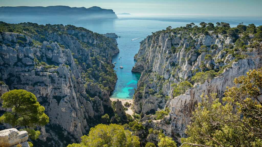 Vue panoramique sur la Calanque d'En-Vau, France.