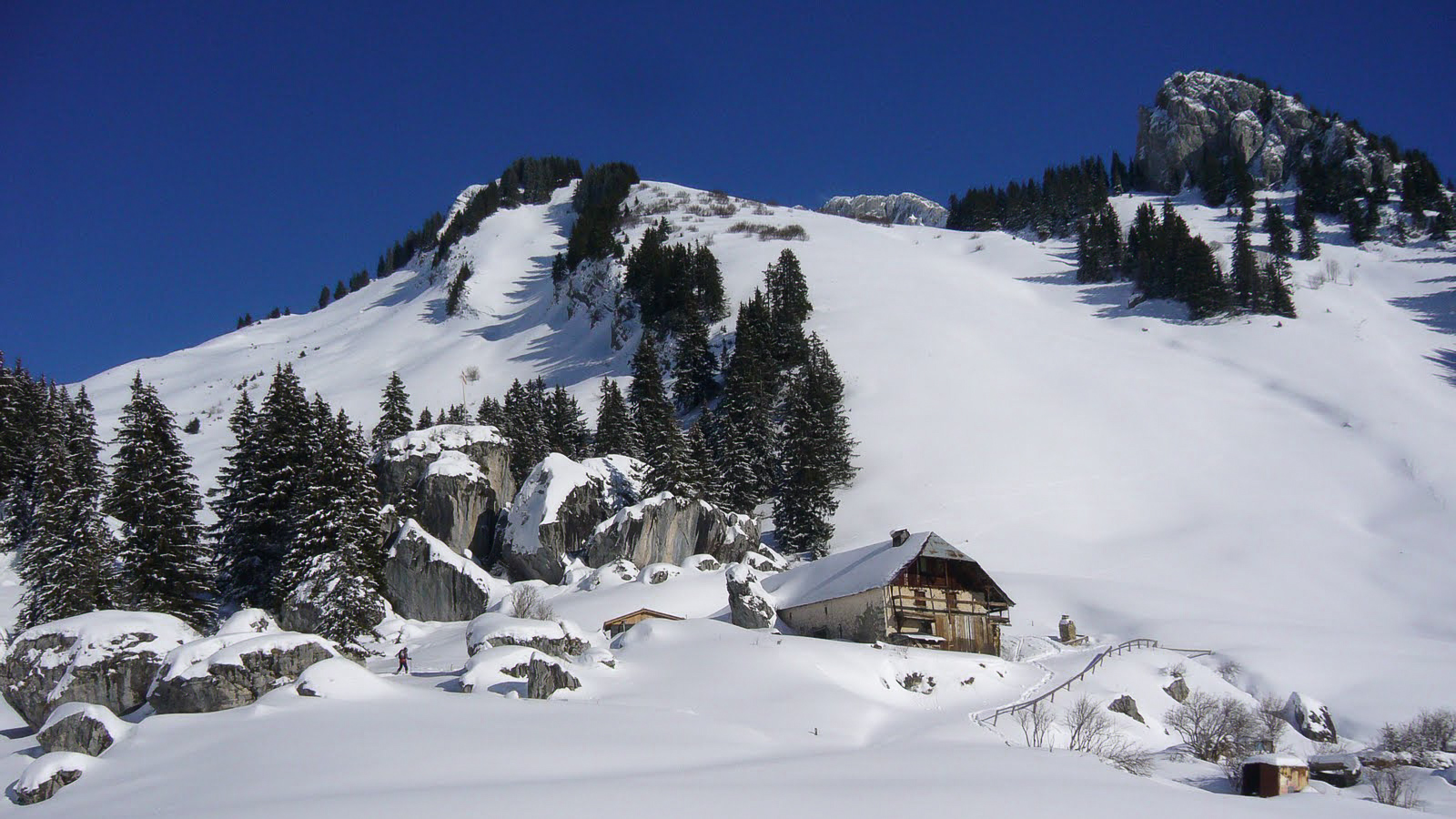 Chalet sous la neige dans le Chablais