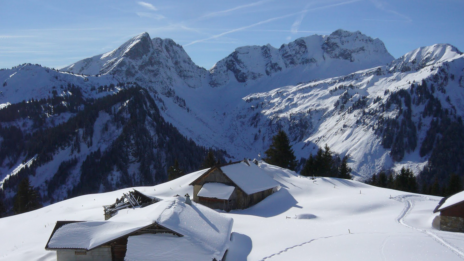 Raquettes dans les alpages enneigés dans le Chablais