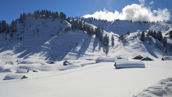 Chalets sous la neige dans le massif du Chablais en Haute Savoie