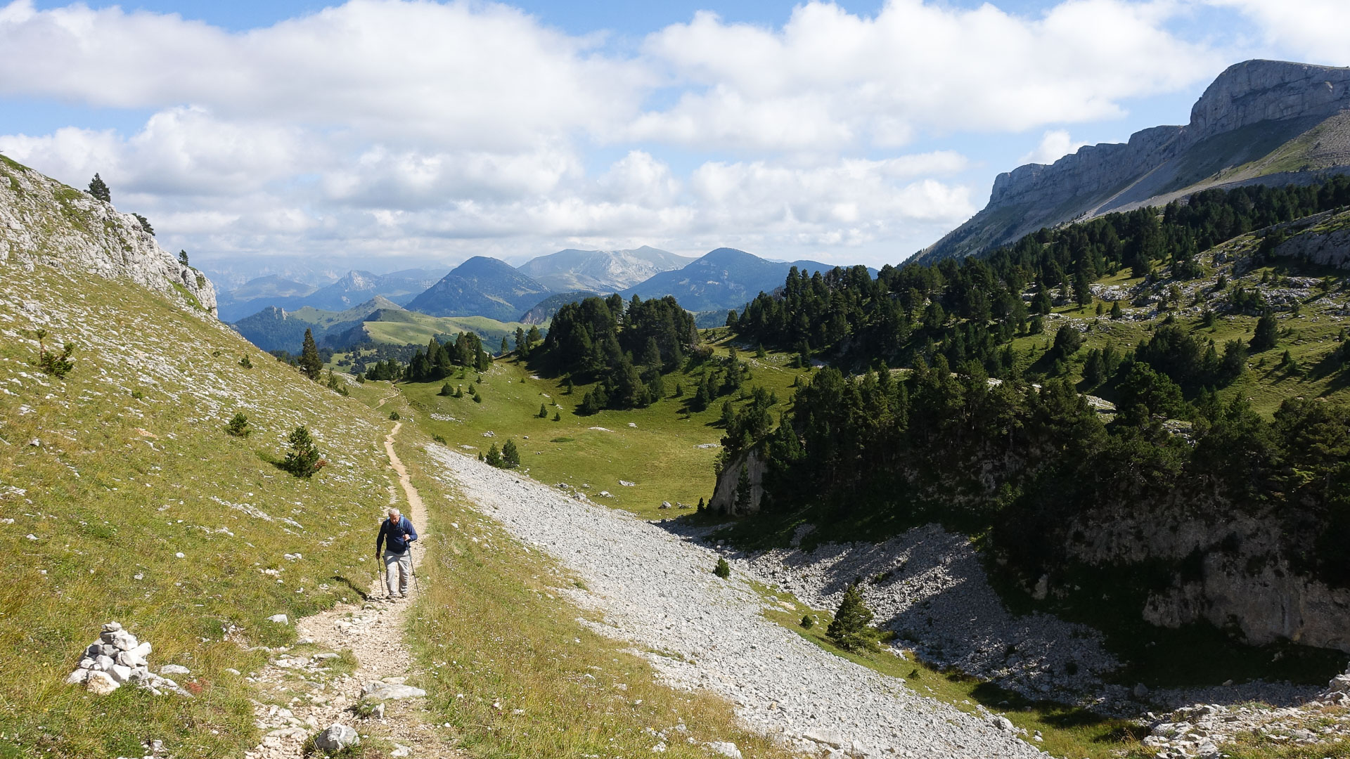 marcheur dans le Vallon de Combeau, Vercors